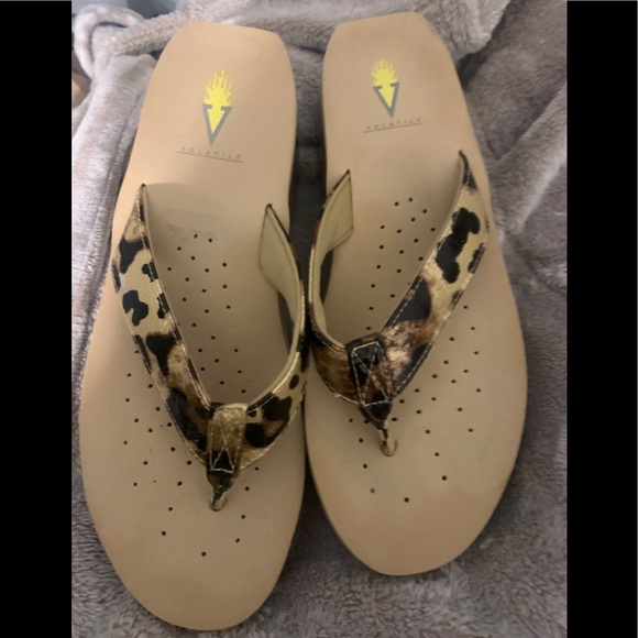 NWOT Volatile sandals